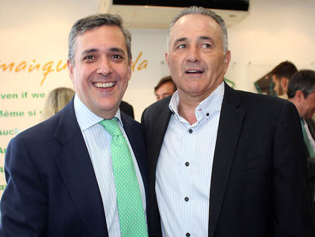 Gabriel Dronda (Coca-Cola) con Rafael Gordillo, presidente de la Fundaci&oacute;n del Real Betis Balompi&eacute;.


Foto: Victoria Ram&iacute;rez