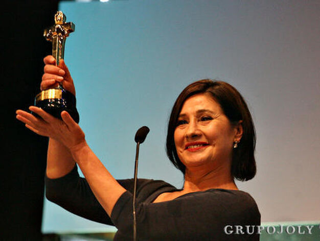 La actriz Susana Salazar levanta el Col&oacute;n de Oro por 'Workers'.

Foto: A.Dominguez/J.Correa