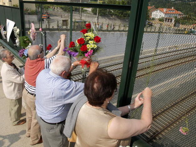 Homenajes y ofrendas florales en el lugar del accidente.

Foto: EFE