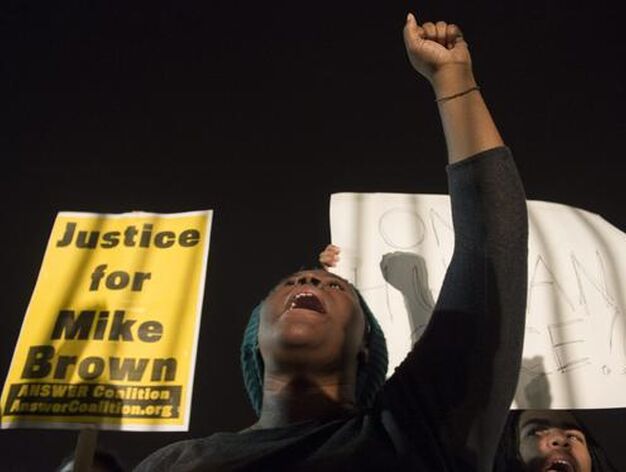 Ciudadanos de Washington se manifestaron ante la Casa Blanca para mostrar su desacuerdo con el fallo judicial tomado en Ferguson. 

Foto: EFE