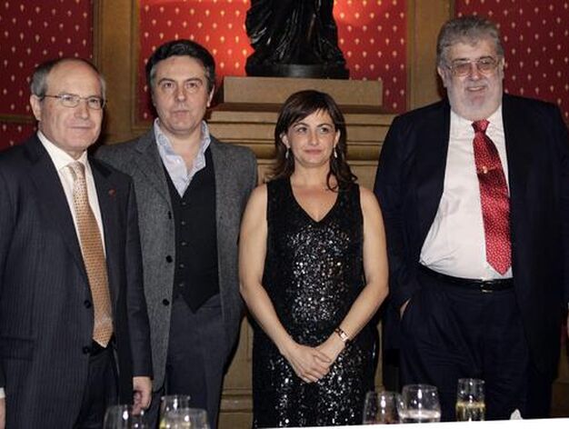 Con Felipe Ben&iacute;tez Reyes y Carmen Amoraga, en la ceremonia del Premio Nadal de 2007./ Efe