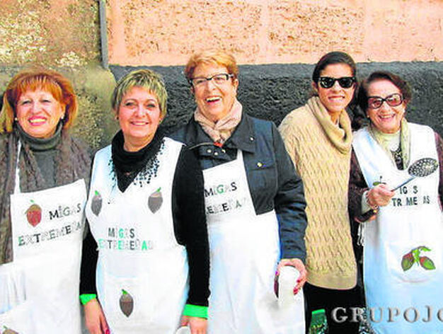 Emi Santos, Isabel Mar&iacute;a Cordero, Fina S&aacute;nchez, Maria Llamas y Josefa Melero, durante el reparto de las migas.