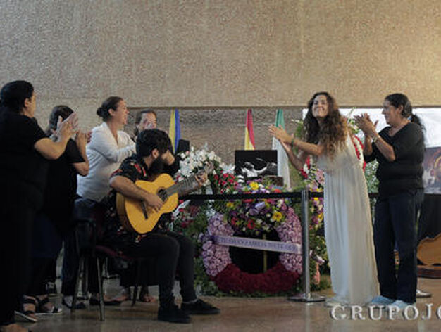Cante en la capilla ardiente de Manuel Molina. / Antonio Pizarro