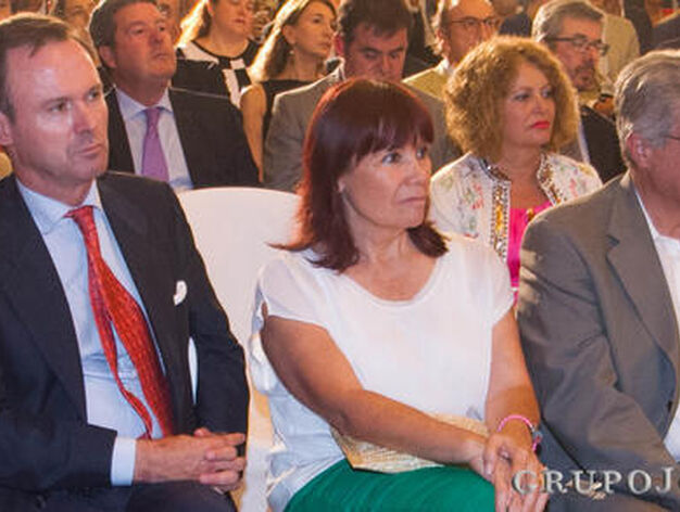 Carlos de Parias, Micaela Navarro, presidenta del PSOE, y Juan Carlos Raffo, delegado de la Junta de Andaluc&iacute;a en Sevilla.

Foto: JUAN CARLOS VAZQUEZ / VICTORIA HIDALGO