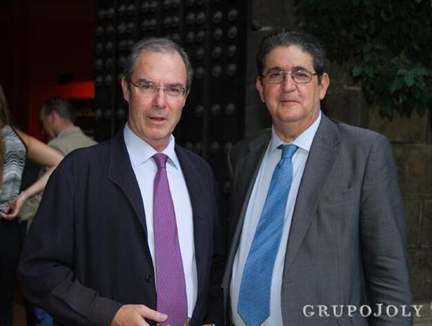 El abogado Manuel Clavero Ternero y Jos&eacute; Joaqu&iacute;n Gallardo, decano del Colegio de Abogados de Sevilla.

Foto: JUAN CARLOS VAZQUEZ / VICTORIA HIDALGO