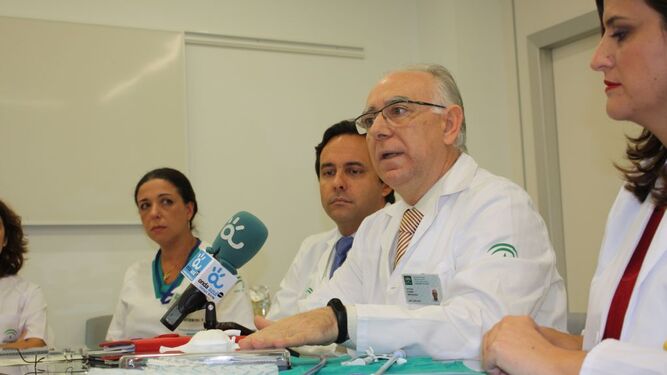 Gómez Medialdea y Luna (a su derecha), con otros miembros del equipo de Angiología y Cirugía Vascular.