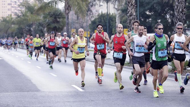 Los corredores, a su paso por la Avenida de Andalucía en la edición del año pasado.