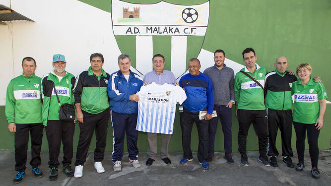 1. Miembros del Malaka acompañan a José Antonio Benítez, presidente del club, y Abdullah Ben Barek, consejero del Málaga CF, en la entrega de una camiseta firmada por la plantilla. 2 y 3. Jugadores del Malaka, Roma Luz y Atlético Estación, durante los partidos.