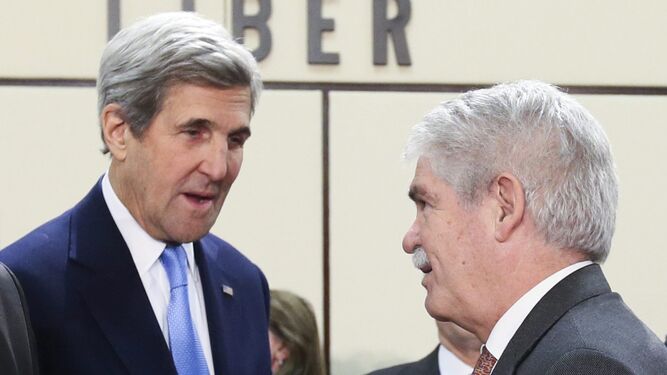 John Kerry y Alfonso Dastis se saludan ayer en Bruselas.