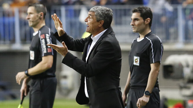 Juande Ramos, dando indicaciones a sus jugadores, con el asistente que anularía el gol de Llorente.