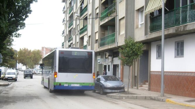 Un autobús de la red municipal circulando por una calle.