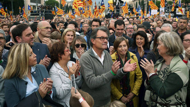 Joana Ortega  (i), Artur Mas  (3d) e Irene Rigau  (d), entre otros independentistas catalanes.