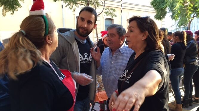 Dani Rovira conversa con varios voluntarios y el presidente de Los Ángeles Malagueños de la Noche.