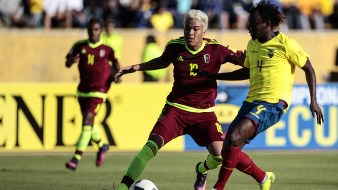 Peñaranda control el balón ante un jugador de Ecuador durante un partido de clasificación para el Mundial de Rusia.