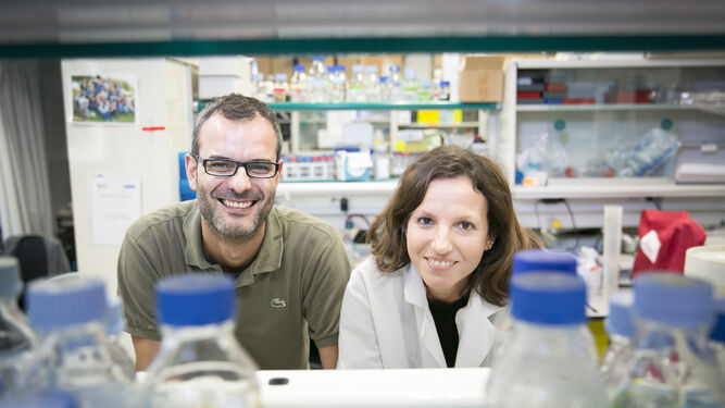 Salvador Aznar Benitah y Gloria Pascual, en el laboratorio de Células madre y cáncer del IRB Barcelona.