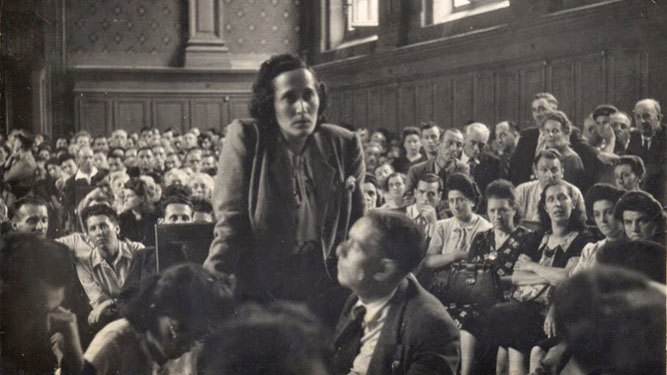 La autora, testificando en un juicio en Carcasona a un dirigente de la Gestapo en 1945.