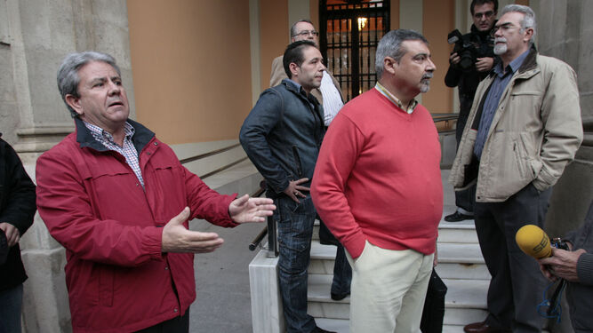 Enrique Filgueras, a la izquierda,  junto a otros representantes del sector del taxi.