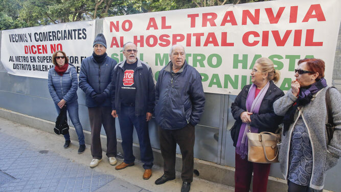 Miembros de la plataforma anti-tranvía ante la Delegación del Gobierno de la Junta, el pasado 29 de diciembre.