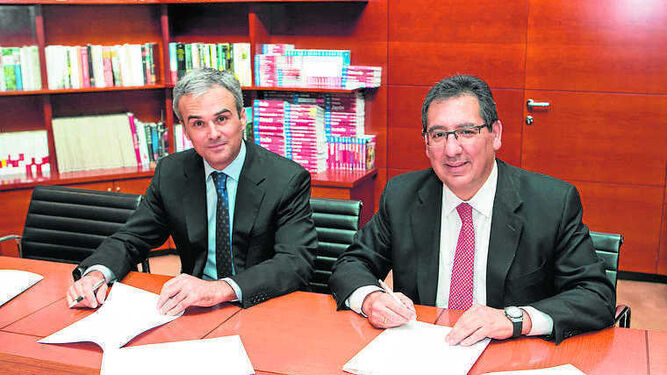 José Manuel Lara García y Antonio Pulido rubricando el acuerdo.