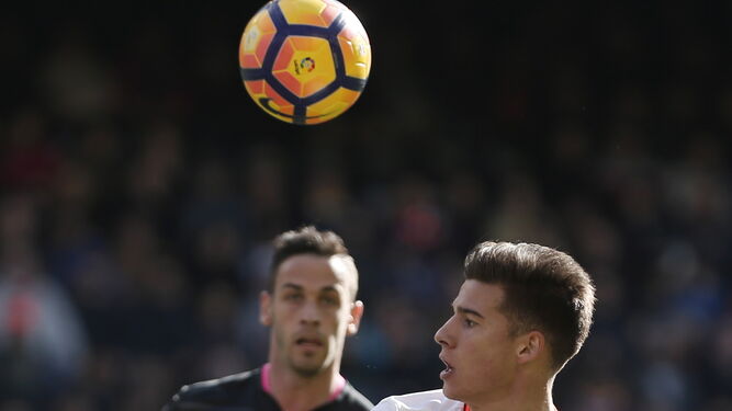 El goleador Santi Mina trata de controlar un balón ante Álvaro Vázquez.
