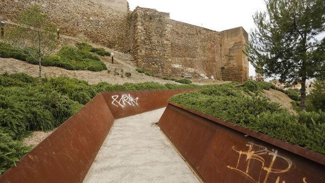 Varios grafitis pintados sobre la pasarela metálica de la Alcazaba.