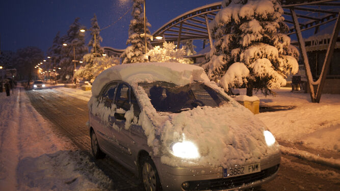 Un coche cubierto de nieve en Ronda.