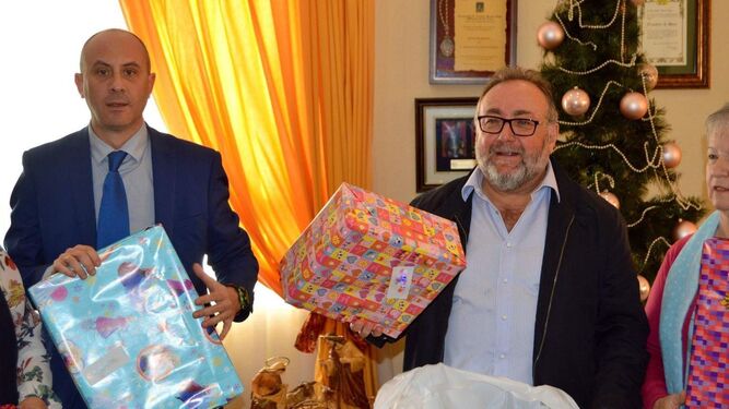 Ángel Herbella y Joaquín Villanova, en la entrega de juguetes de Reyes a los hijos de las reclusas.
