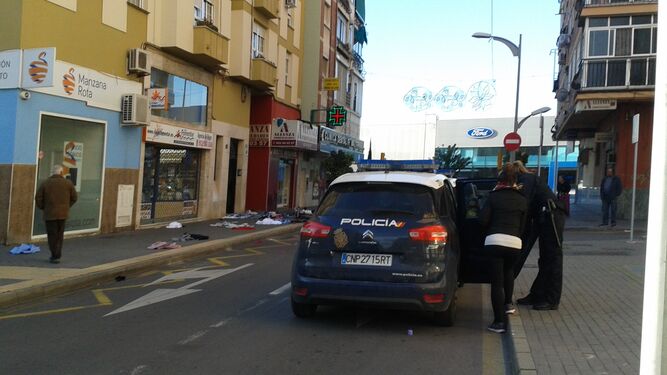 Ropa lanzada por el detenido en la calle La Unión y agentes de la Policía.