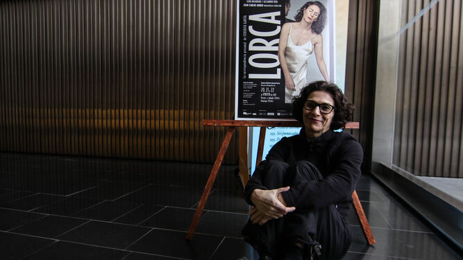 La actriz Gema Matarranz, junto al cartel promocional de 'Lorca, la correspondencia'.
