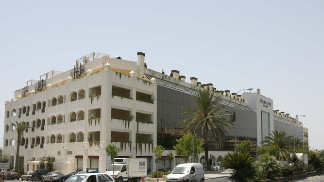 Vista de uno de los dos complejos Guadalpín, de Marbella, en los que Aifos exploró la fórmula del condominio hotelero. Ahora solo permanece uno abierto.