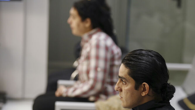 Choukri el Hadouchi y su esposa, Sara Vallejo, al fondo, ayer durante el juicio en la Audiencia Nacional.