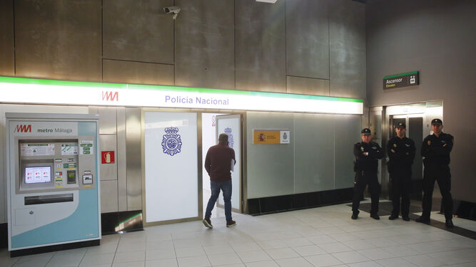 Dependencias de la Policía Nacional en el vestíbulo del intercambiador del Metro en El Perchel.