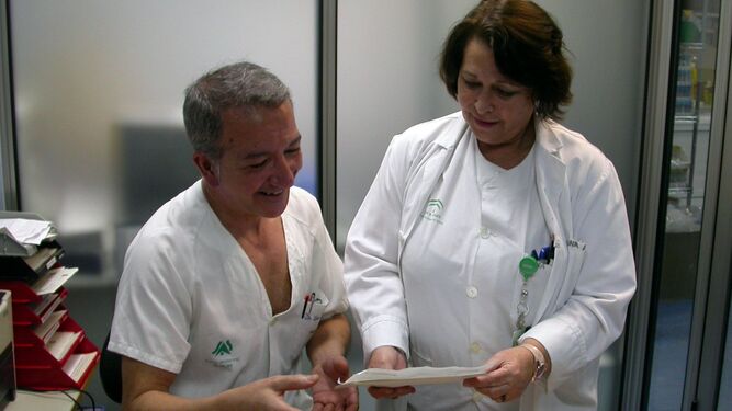 El doctor Juan Carlos López, hematólogo, y la enfermera Ana Aparicio, experta en anticoagulación.