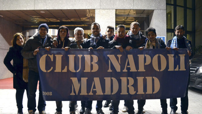 Hinchas del Nápoles posan en el hotel donde se aloja Maradona en Madrid.