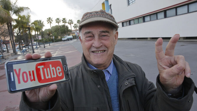 Juan José Cañas mostrando una imagen del logo de YouTube.