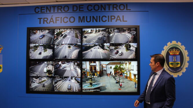 Ignacio Carrasco, gerente de la empresa de seguridad responsable de las cámaras, explica, ayer, su funcionamiento.