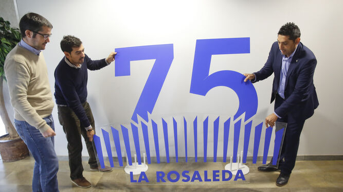 Domingo Muñoz, Lucas Rodríguez y Basti, con el logo del 75º aniversario de La Rosaleda en el antepalco.