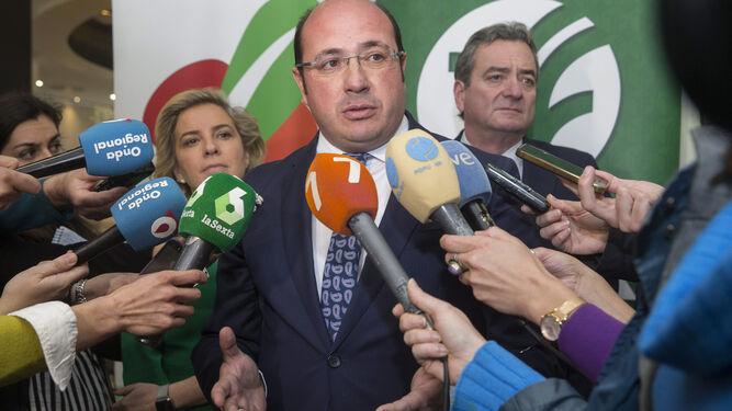 El presidente murciano, Pedro Antonio Sánchez, y la consejera de Agricultura y Agua, ayer ante los medios.