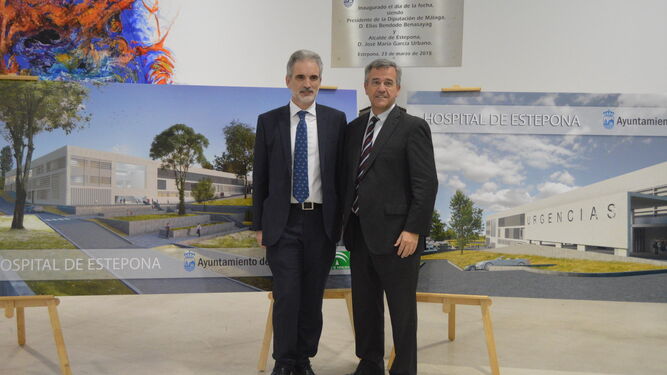 Aquilino Alonso, consejero de Salud, y José María García Urbano, alcalde de Estepona, ayer, en la presentación del proyecto del hospital.