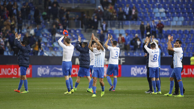 Los jugadores del Málaga agradecen al público su apoyo al término del encuentro contra Las Palmas.