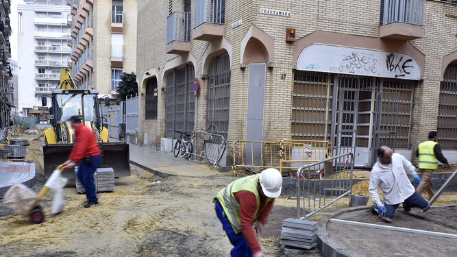 Unos obreros trabajan en la remodelación de una calle de Sevilla.