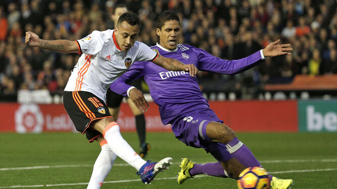 El chileno Orellana convierte el segundo gol del Valencia sin que Varane pueda llegar a taparlo