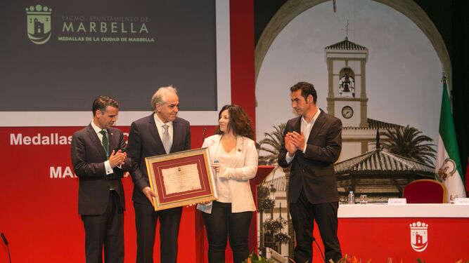 El padre de Pablo Ráez recibe la Medalla de Marbella concedida a su hijo.