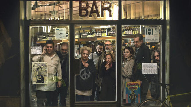 Fotograma de 'El bar' de Álex de la Iglesia, película que inaugurará el Festival de Málaga.