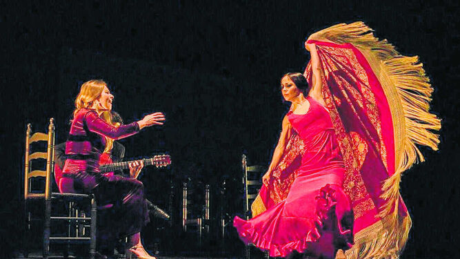 Rocío Márquez le canta a Olga Pericet en uno de los momentos más conmovedores de la función.