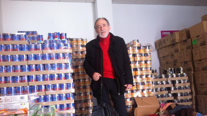 Antonio Lasanta, presidente de Cruz Roja Ronda, en el interior del almacén del que han sido sustraídos diferentes tipos de productos.