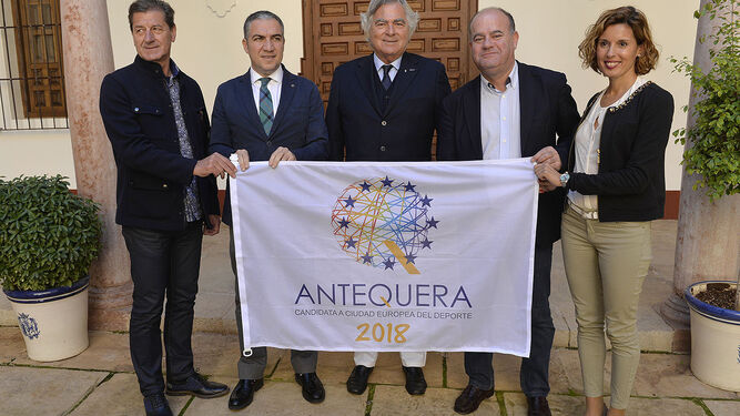 Lupattelli junto a las autoridades públicas posaron con la imagen de la candidatura antequerana.
