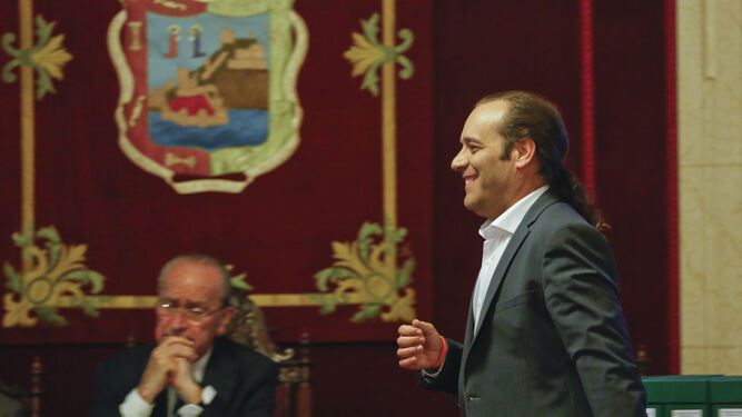 Juan Cassá pasa frente a Francisco de la Torre, ayer, en el Pleno.