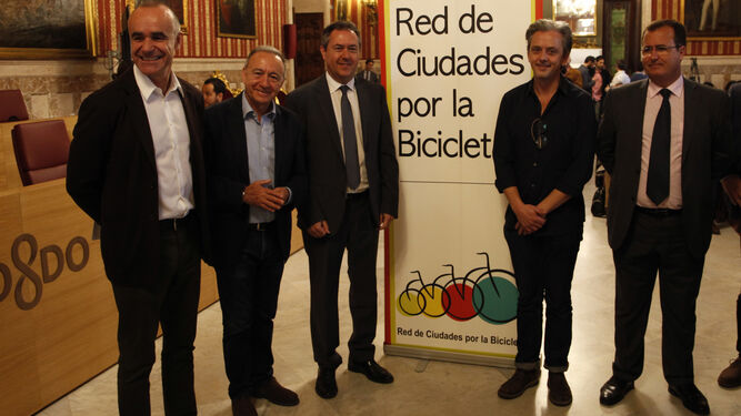 Muñoz y Espadas, con el cartel de la Red de ciudades por la bicicleta.
