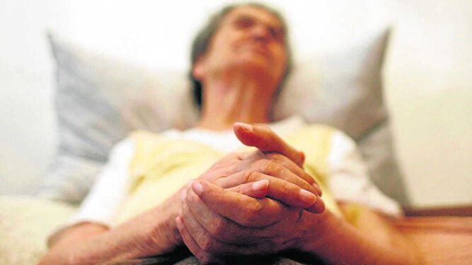 Una anciana afectada por la enfermedad descansa en una residencia portuguesa.